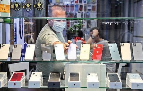 واردات موبایل‌های بالای ۶۰۰ دلار متوقف شد  / دلیل: عدم دریافت ارز صادرکنندگان خشکبار