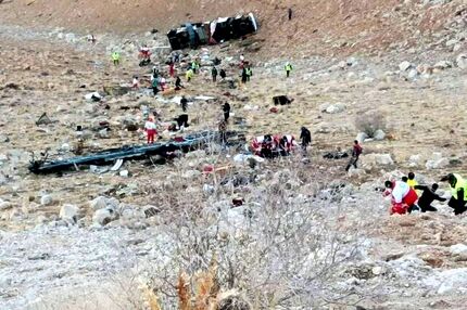 راننده اتوبوس واژگون شده تهران یاسوج زنده پیدا شد