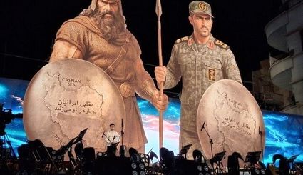 مجسمه «زانو زنندگان برابر ایران» در میدان انقلاب رونمایی شد