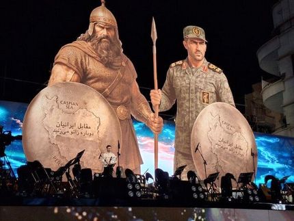 مجسمه «زانو زنندگان برابر ایران» در میدان انقلاب رونمایی شد