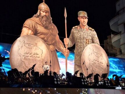 مجسمه «زانو زنندگان برابر ایران» در میدان انقلاب رونمایی شد