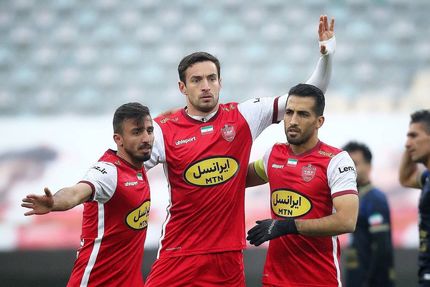 لیگ برتر فوتبال: پرسپولیس ۱۰ نفره نساجی را در هم کوبید و قهرمان نیم فصل شد
