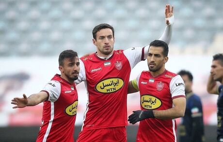 لیگ برتر فوتبال: پرسپولیس ۱۰ نفره نساجی را در هم کوبید و قهرمان نیم فصل شد