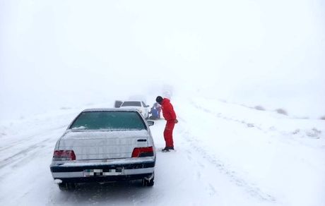 امدادرسانی نیروهای هلال احمر به ده‌ها نفر در برف و کولاک استان آذربایجان‌غربی