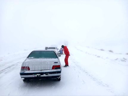 امدادرسانی نیروهای هلال احمر به ده‌ها نفر در برف و کولاک استان آذربایجان‌غربی