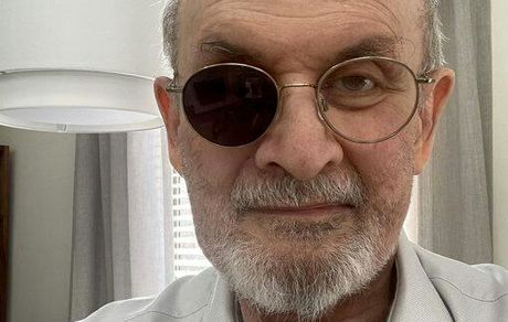 انتشار اولین عکس سلمان رشدی نویسنده مرتد بعد از ۶ ماه