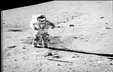 گشودن قوطی حاوی خاک ماه پس از ۵۰ سال
