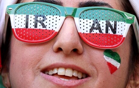 بازیکنان سرود ملی را خواندند / گل ایران آفساید اعلام شد