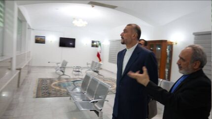 بازدید وزیر امور خارجه از سفارت ایران در عربستان