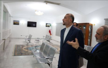 بازدید وزیر امور خارجه از سفارت ایران در عربستان