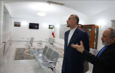 بازدید وزیر امور خارجه از سفارت ایران در عربستان