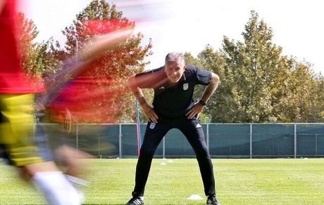 سرمربی تیم ملی به قطر رفت