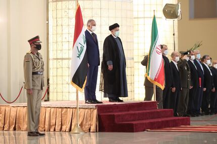 استقبال رئیس جمهور کشورمان از نخست وزیر عراق در ساختمان اجلاس سران