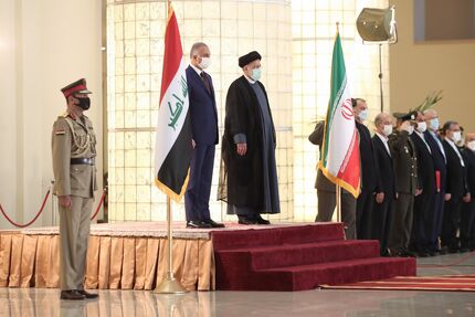 استقبال رئیس جمهور کشورمان از نخست وزیر عراق در ساختمان اجلاس سران