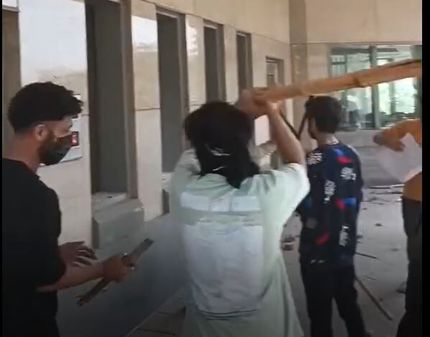 تجمع اعتراضی پاکستانی‌ها به ساختمان کنسولگری آمریکا