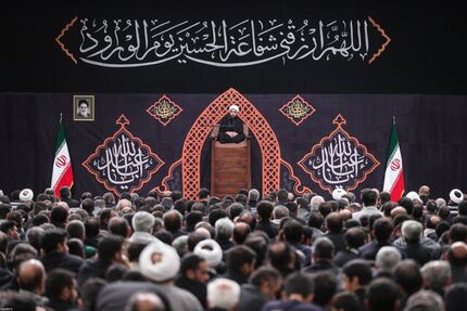 مراسم عزاداری ایام شهادت حضرت سیدالشهدا(ع) همزمان با شب هشتم ماه محرم در حسینیه امام خمینی(ره)