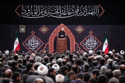 مراسم عزاداری ایام شهادت حضرت سیدالشهدا(ع) همزمان با شب هشتم ماه محرم در حسینیه امام خمینی(ره)
