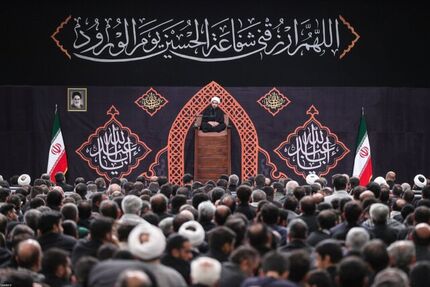 مراسم عزاداری ایام شهادت حضرت سیدالشهدا(ع) همزمان با شب هشتم ماه محرم در حسینیه امام خمینی(ره)