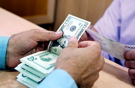 ادامه کاهش قیمت دلار در بازار