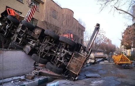 جرثقیل بزرگ ۱۱۰ تنی در تهران واژگون شد