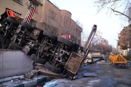 جرثقیل بزرگ ۱۱۰ تنی در تهران واژگون شد