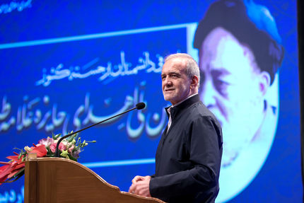 رئیس جمهور: با کسانی که دغدغه این آب و خاک را دارند می‌توان به جایی رسید