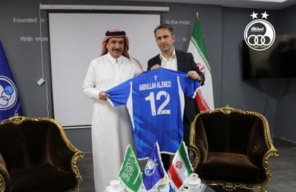 لباس شماره ۱۲ استقلال به سفیر عربستان اهدا شد