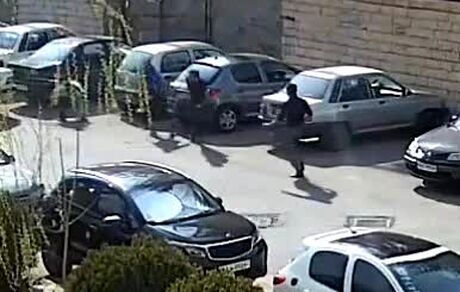 حادثه وحشتناک از لحظه رعب آور و وحشتناک حمله سه سارق و زورگیر با قمه و چاقو به یک جوان +ویدئو