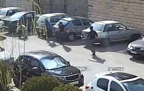 حادثه وحشتناک از لحظه رعب آور و وحشتناک حمله سه سارق و زورگیر با قمه و چاقو به یک جوان +ویدئو