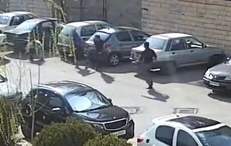 حادثه وحشتناک از لحظه رعب آور و وحشتناک حمله سه سارق و زورگیر با قمه و چاقو به یک جوان +ویدئو
