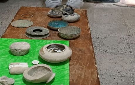 کشف چند قلم شیء تاریخی مربوط به دوره‌های اشکانیان و ساسانیان در مرودشت