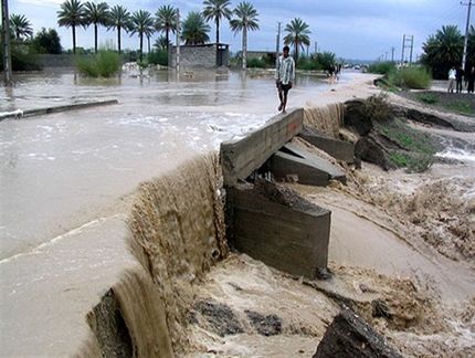 سیل در میناب / دریچه‌های بزرگترین سد هرمزگان باز شد