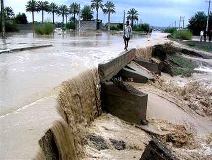 سیل در میناب / دریچه‌های بزرگترین سد هرمزگان باز شد