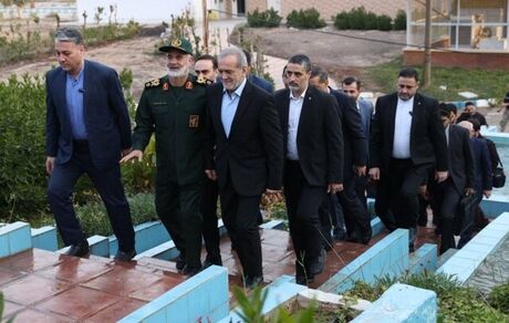 حضور رئیس جمهور در یادمان شهدای گمنام و ستاد قرارگاه مرکزی کربلا
