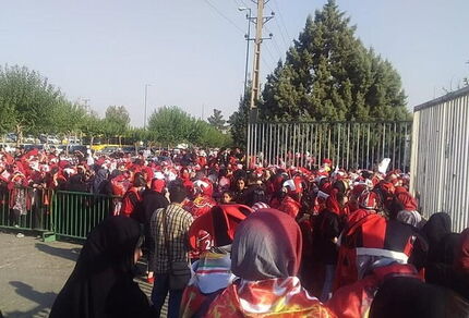ورود بانوان هوادار پرسپولیس به آزادی/ بلیت ۵۰۰ هزار تومانی! 