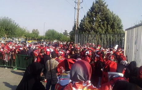 ورود بانوان هوادار پرسپولیس به آزادی/ بلیت ۵۰۰ هزار تومانی! 