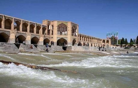 آب زاینده رود به اصفهان رسید