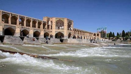 آب زاینده رود به اصفهان رسید