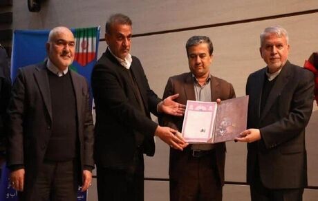 سند مالکیت کاخ آپادانا و موزه میراث فرهنگی شهرستان شوش اهدا شد