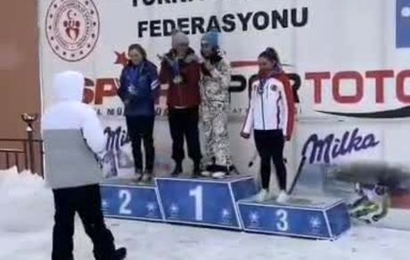 خواستگاری از مربی اسکی زنان ایران در مراسم اهدای مدال اسکی آلپاین ترکیه